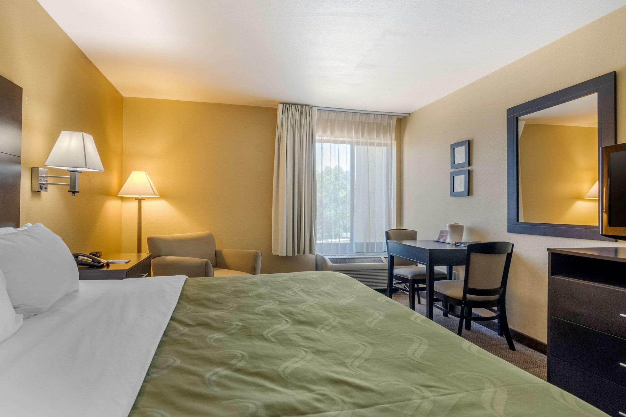 Quality Inn & Suites Lenexa Kansas City מראה חיצוני תמונה