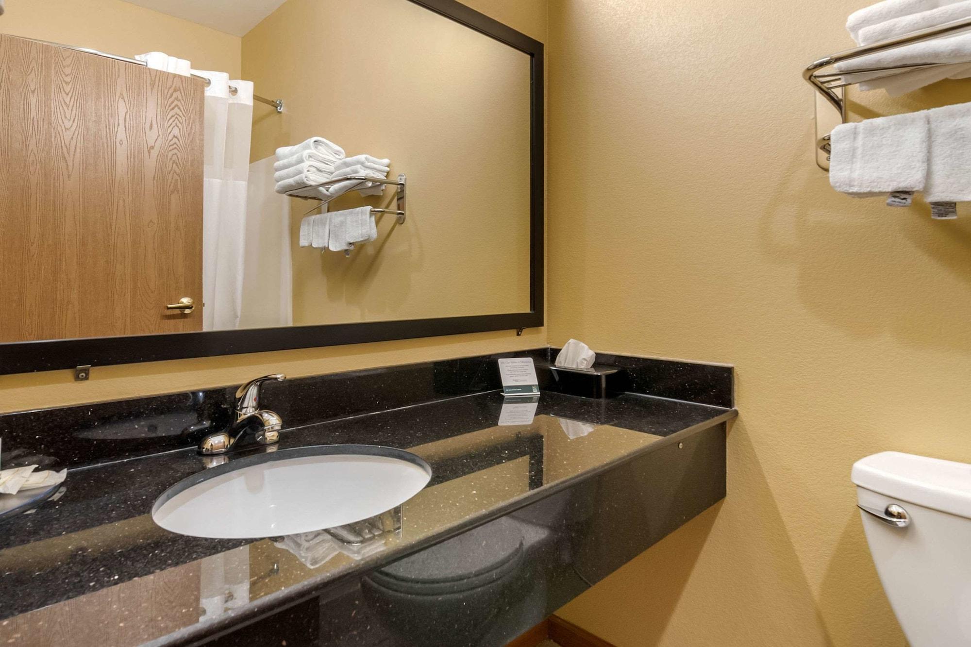 Quality Inn & Suites Lenexa Kansas City מראה חיצוני תמונה