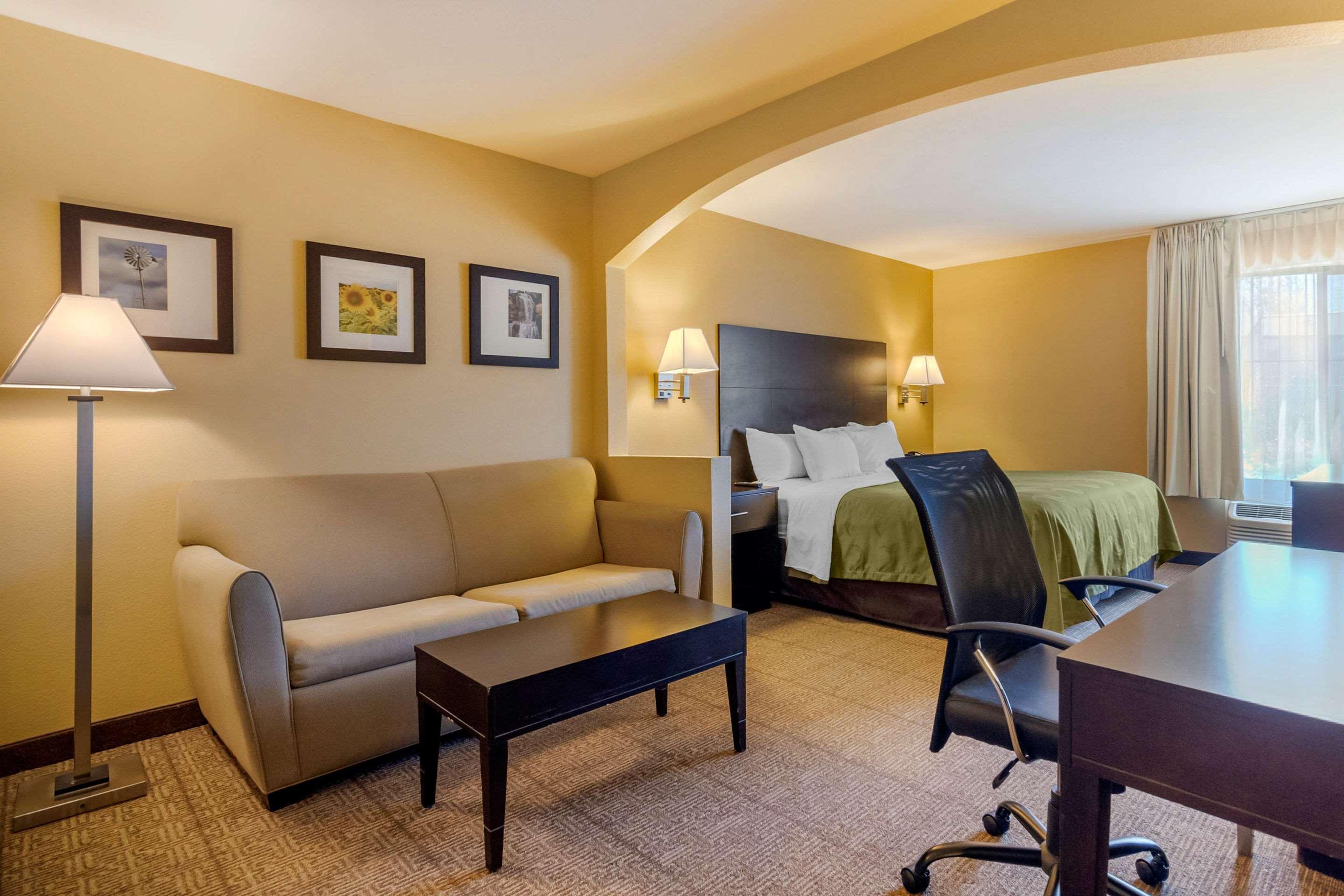 Quality Inn & Suites Lenexa Kansas City מראה חיצוני תמונה