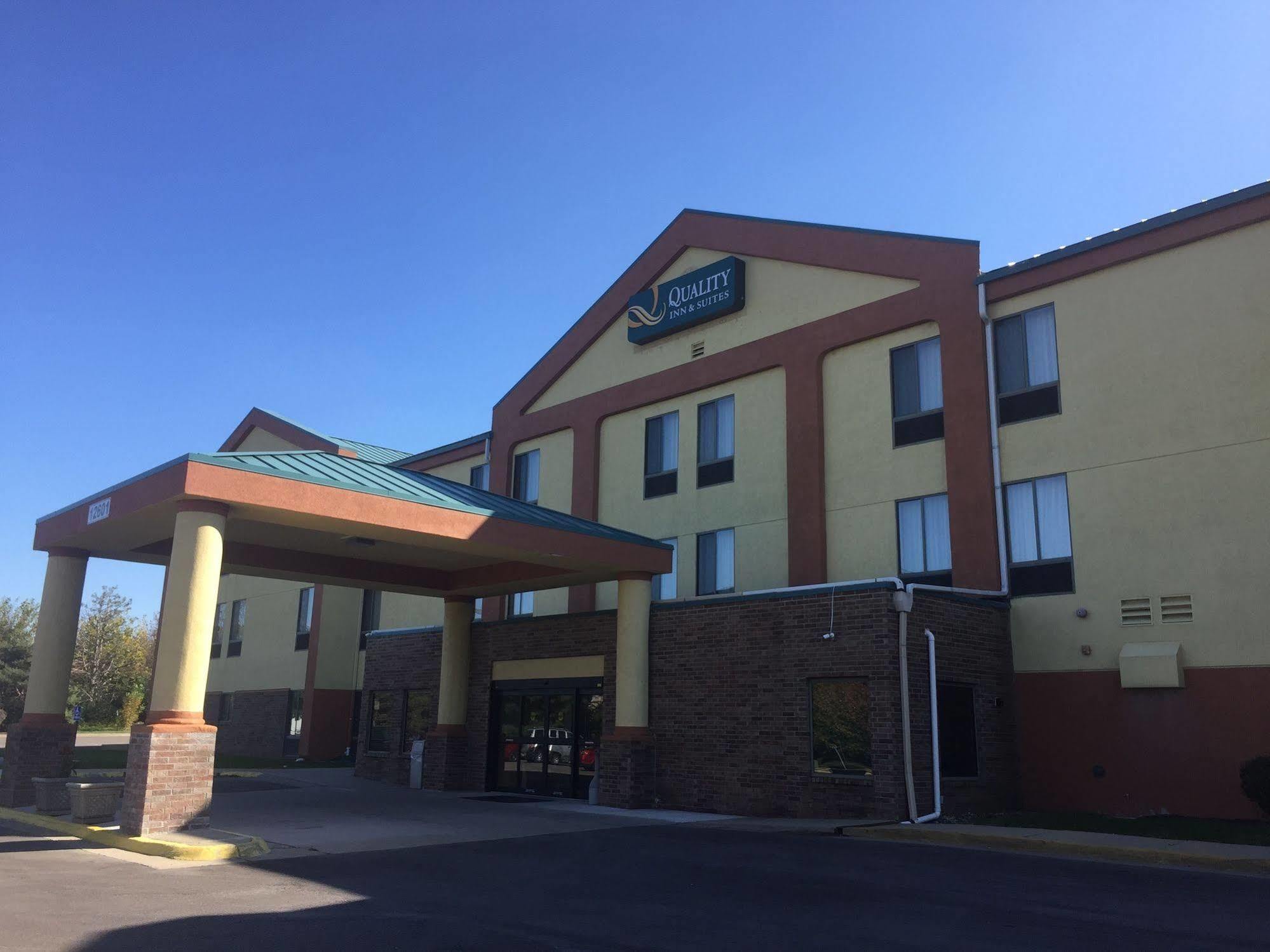 Quality Inn & Suites Lenexa Kansas City מראה חיצוני תמונה