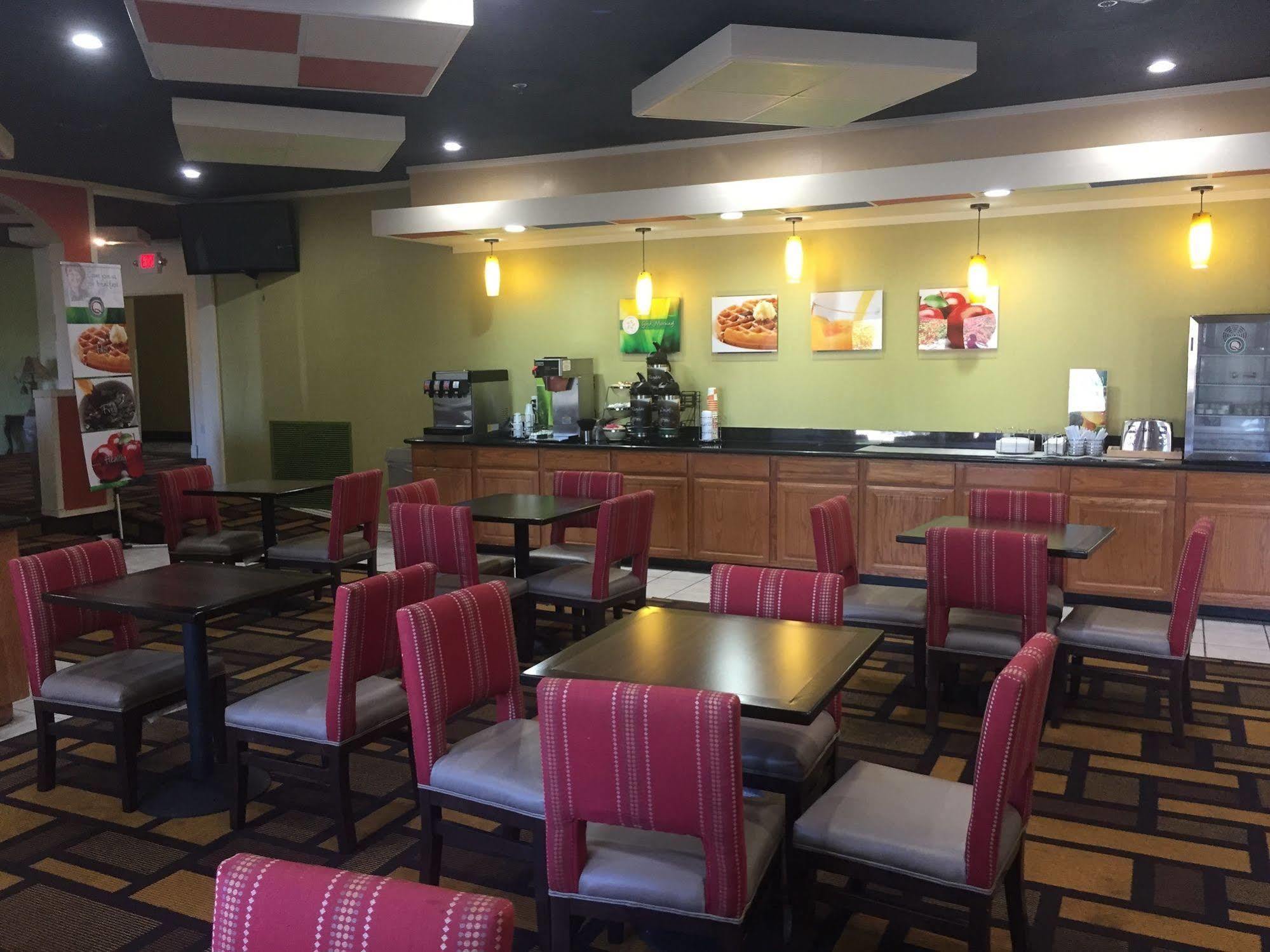 Quality Inn & Suites Lenexa Kansas City מראה חיצוני תמונה